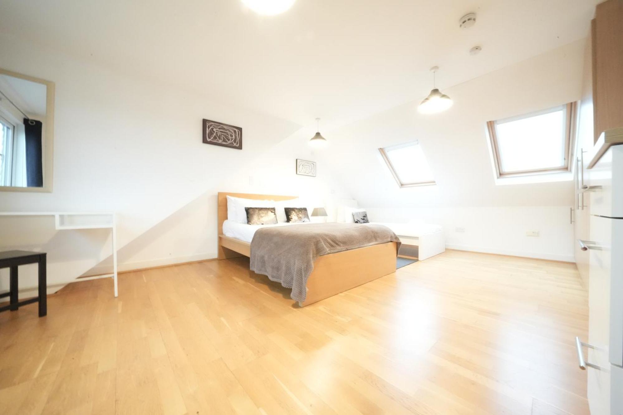Great Airport Sleep Apartment Harmondsworth Bagian luar foto