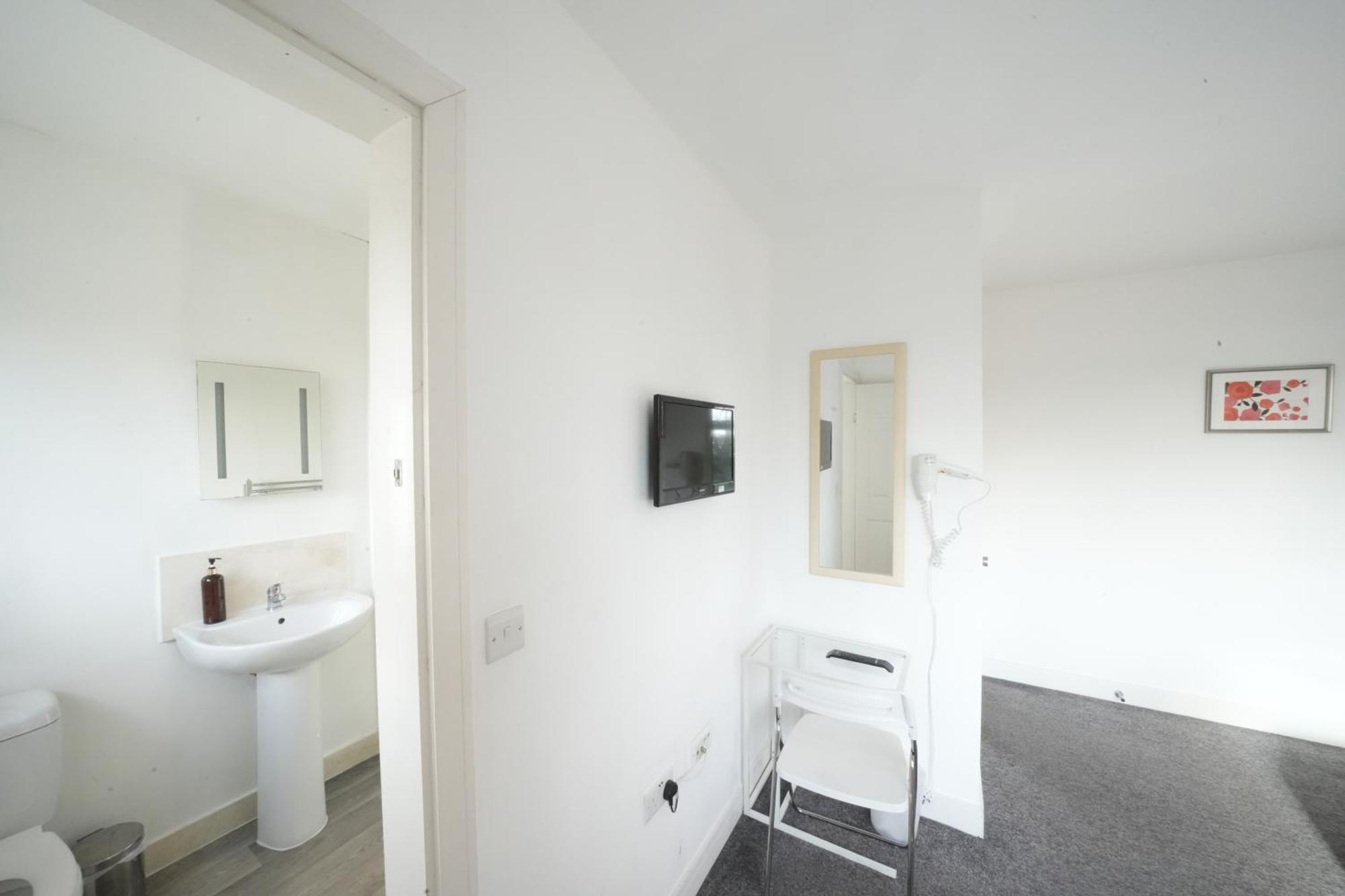 Great Airport Sleep Apartment Harmondsworth Bagian luar foto