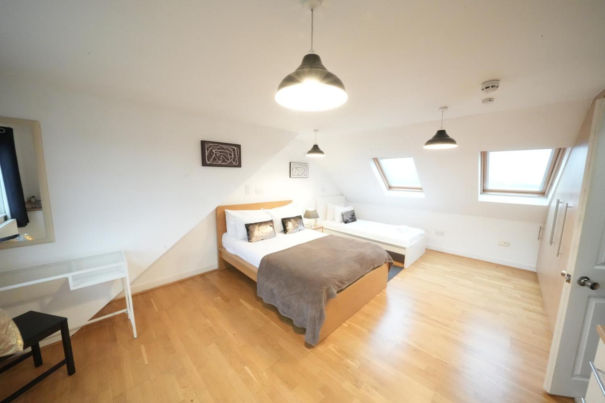 Great Airport Sleep Apartment Harmondsworth Bagian luar foto