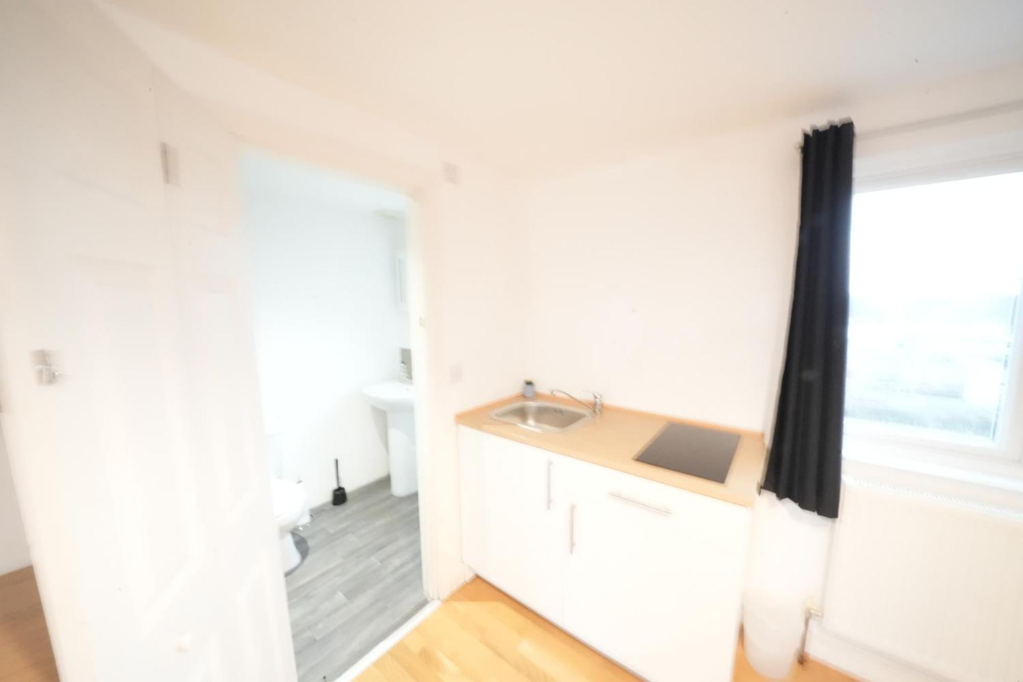 Great Airport Sleep Apartment Harmondsworth Bagian luar foto