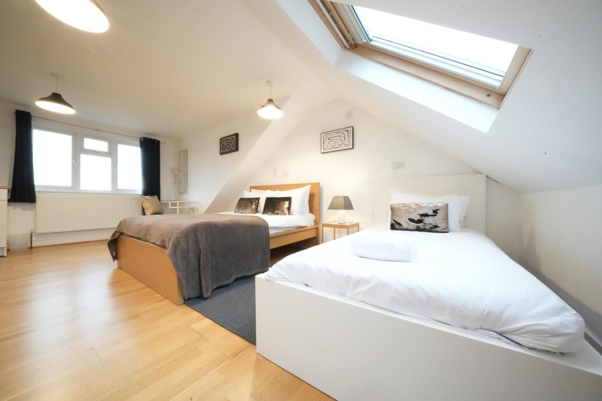 Great Airport Sleep Apartment Harmondsworth Bagian luar foto
