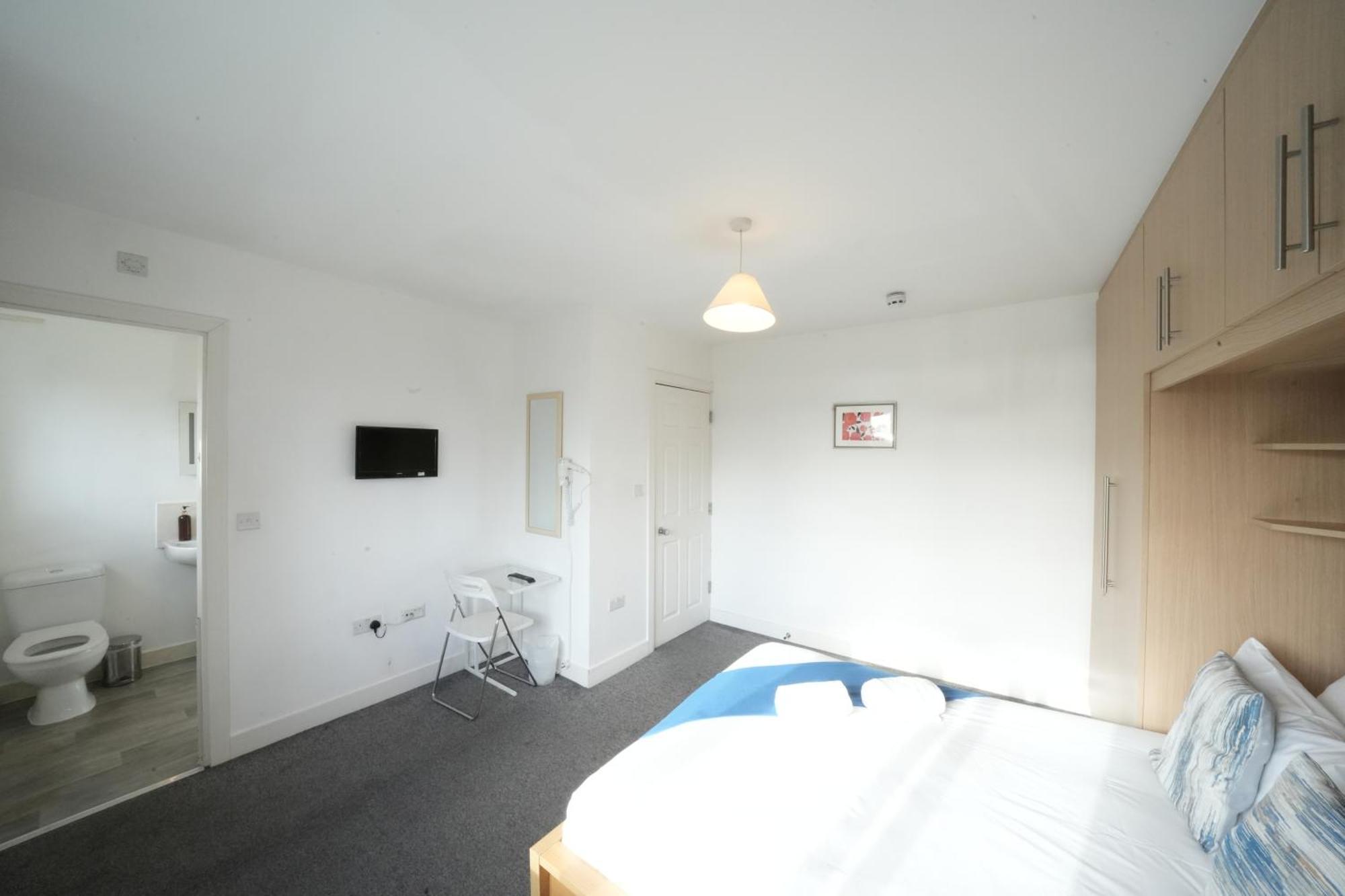 Great Airport Sleep Apartment Harmondsworth Bagian luar foto