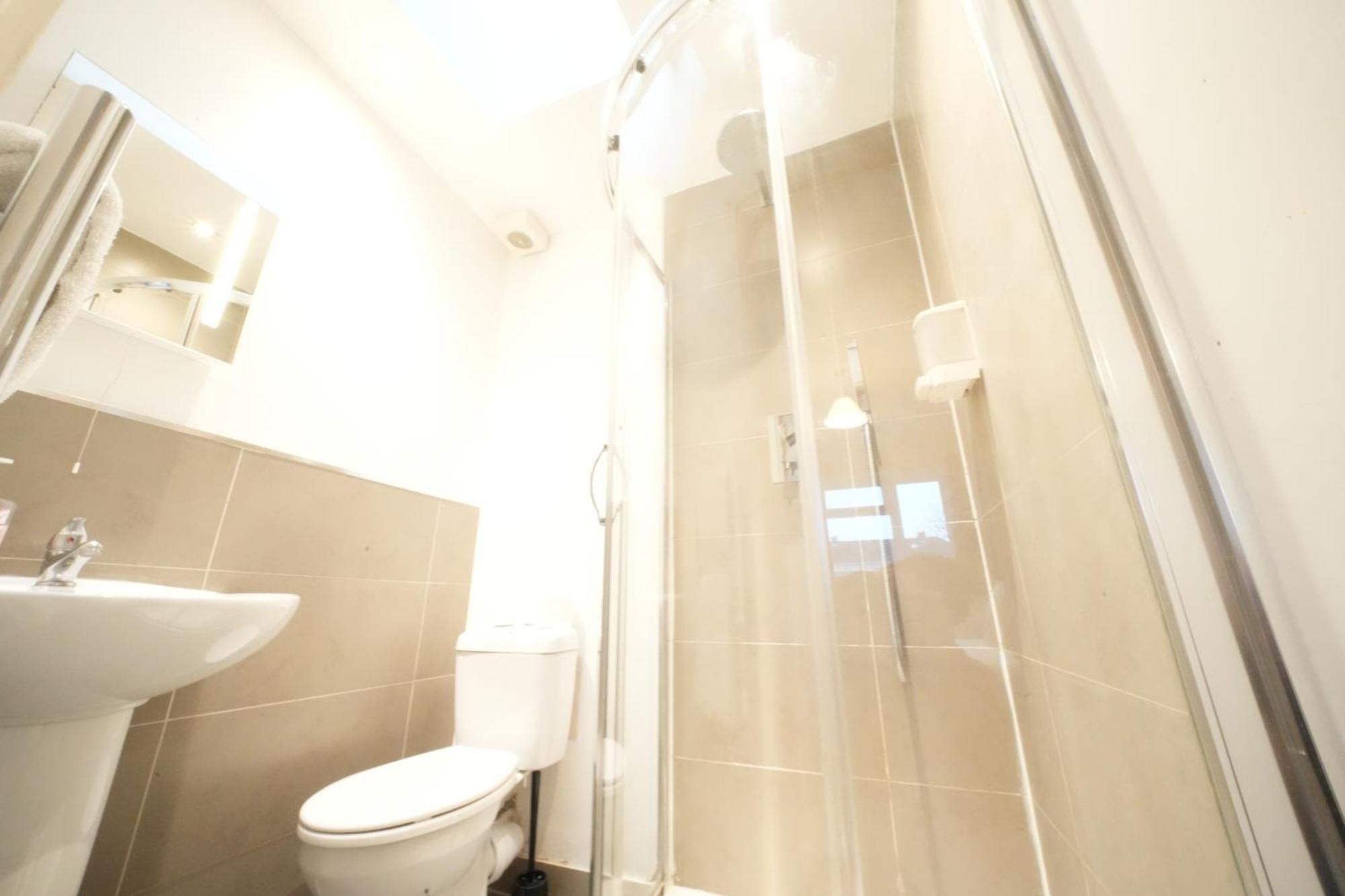 Great Airport Sleep Apartment Harmondsworth Bagian luar foto