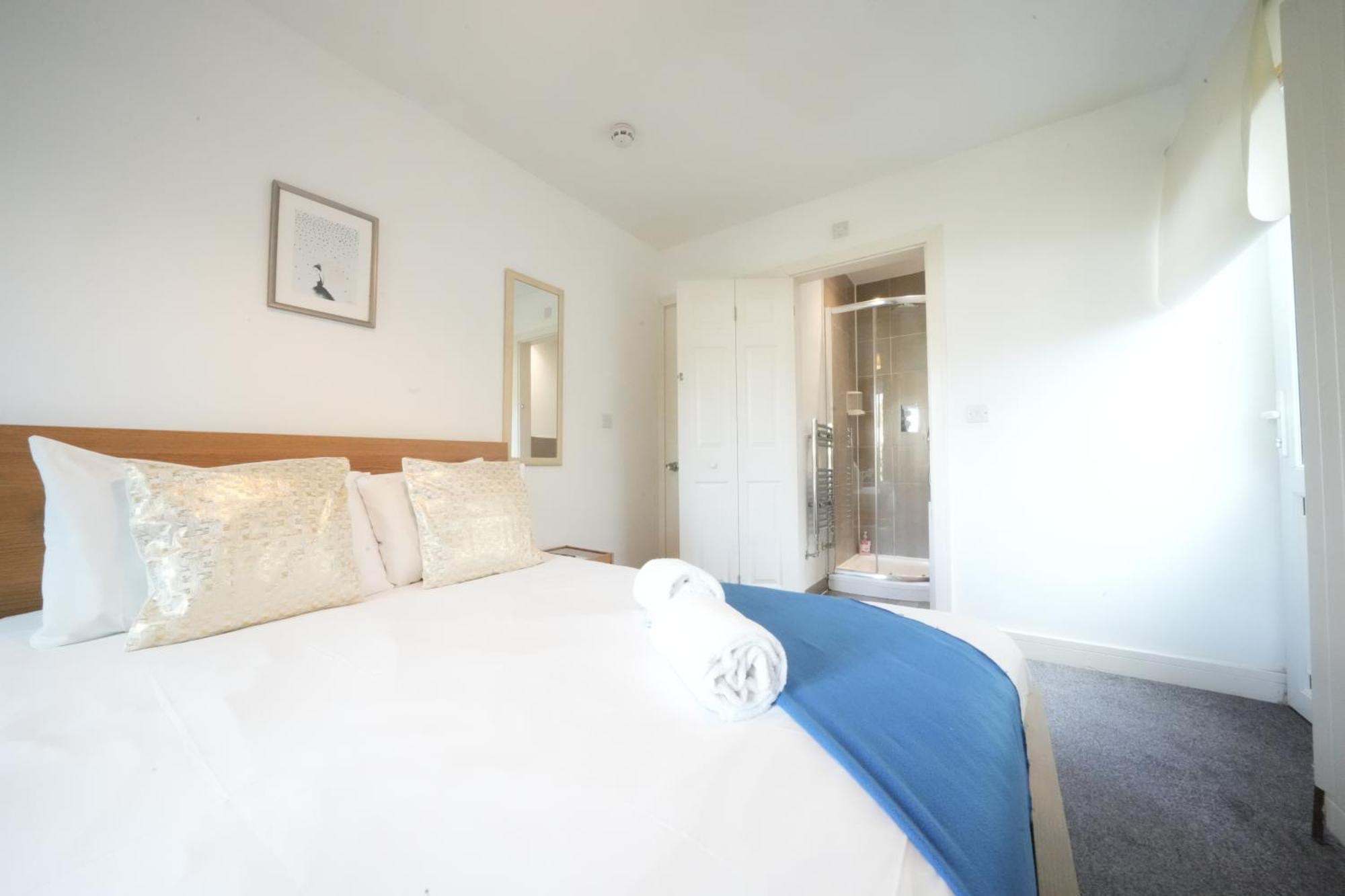 Great Airport Sleep Apartment Harmondsworth Bagian luar foto