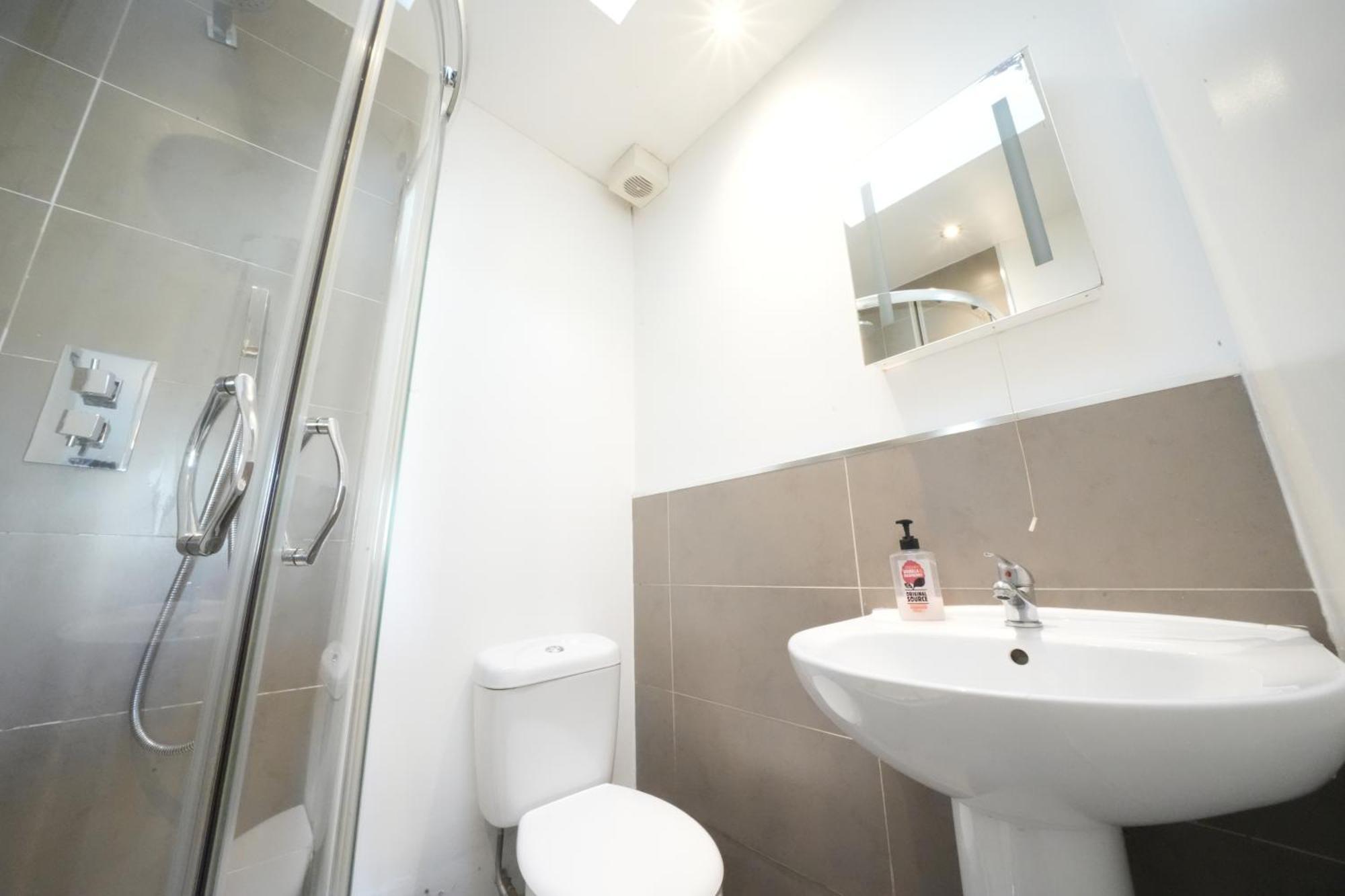 Great Airport Sleep Apartment Harmondsworth Bagian luar foto