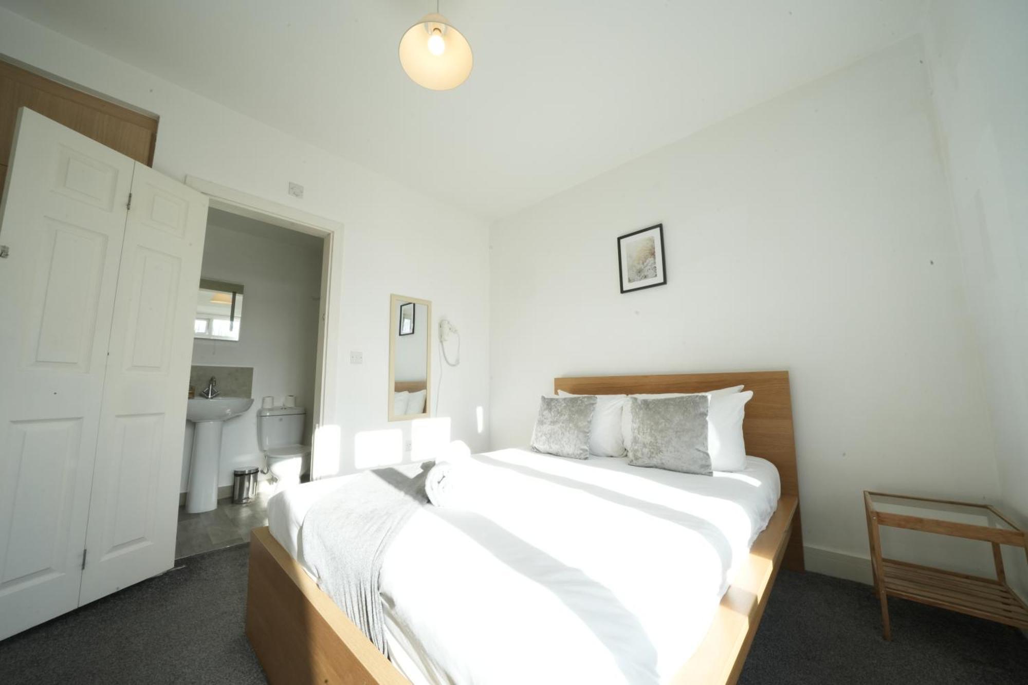 Great Airport Sleep Apartment Harmondsworth Bagian luar foto
